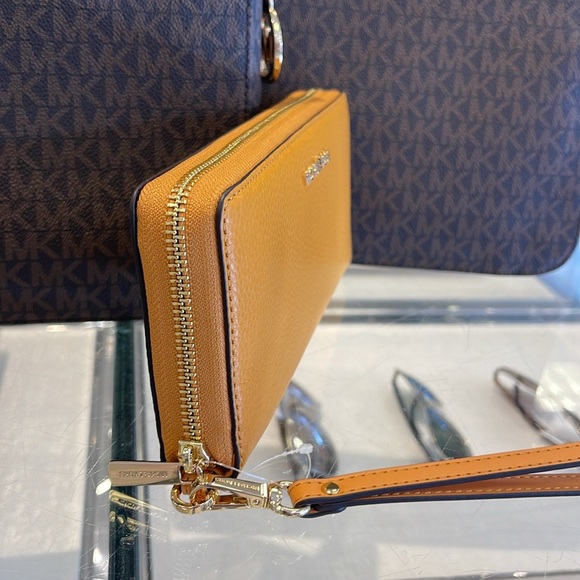 MICHAEL KORS
Leather Continental Wristlet Phone Case Wallet
Sider
NWT - Picture 5 of 16